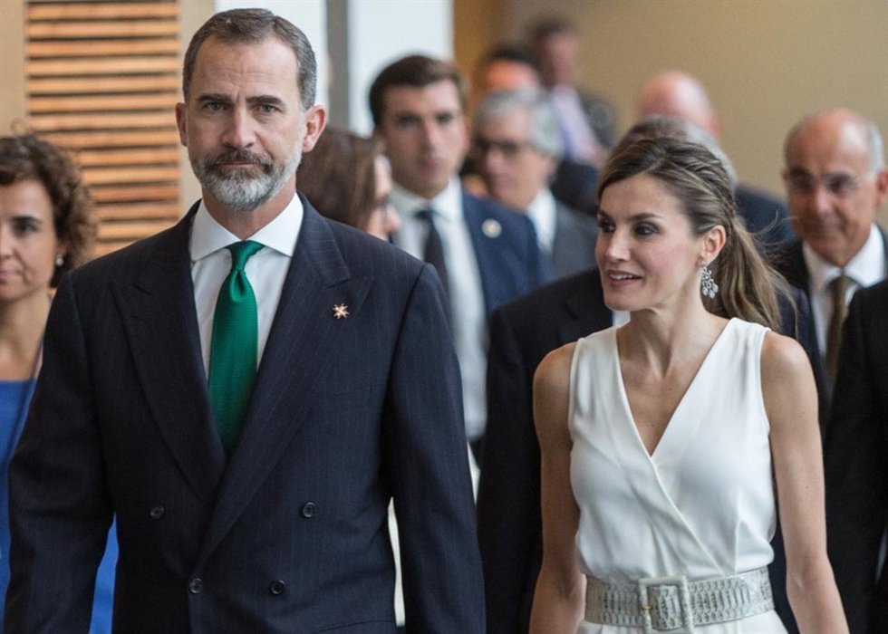 La Reina Letizia sucumbe al total white en la prenda estrella de la temporada