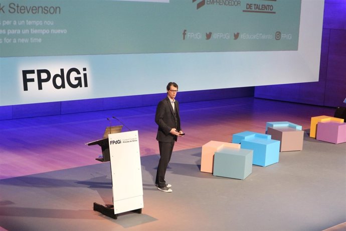   El Escritor, Cómico Y Excantante Inglés Mark Stevenson