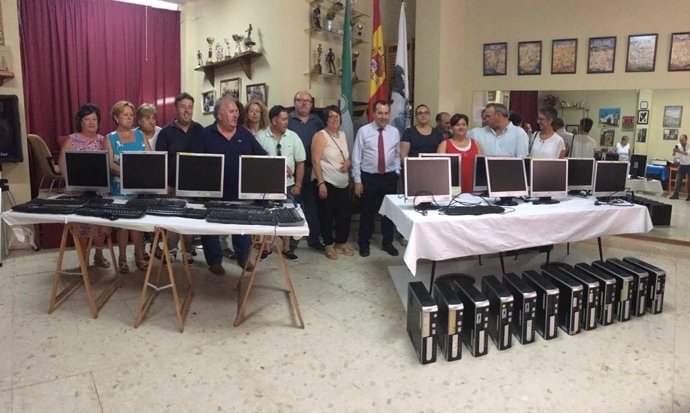 Junta entrega ordenadores vecinos Antequera