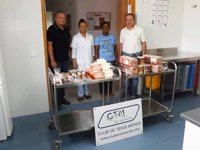El Club de Tenis de Mérida dona un lote de alimentos básicos por un valor de 150 euros al comedor social de la ciudad