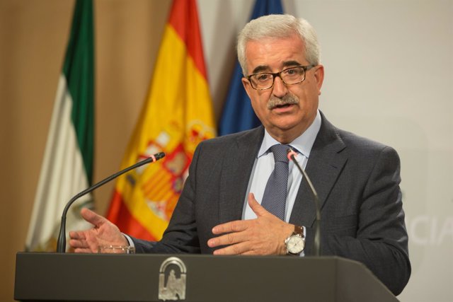 El vicepresidente de la Junta, Manuel Jiménez Barrios, en rueda de prensa