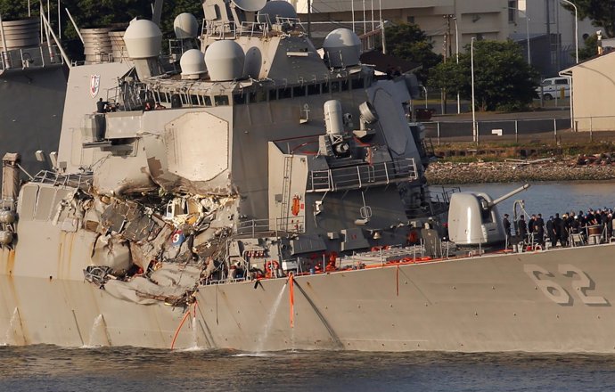El destructor 'USS Fitzgerald', dañado tras una colisión en Japón