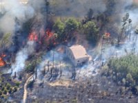 Medios aéreos y terrestres trabajan en la extinción de un incendio forestal en el paraje de El Menju (Cieza)
