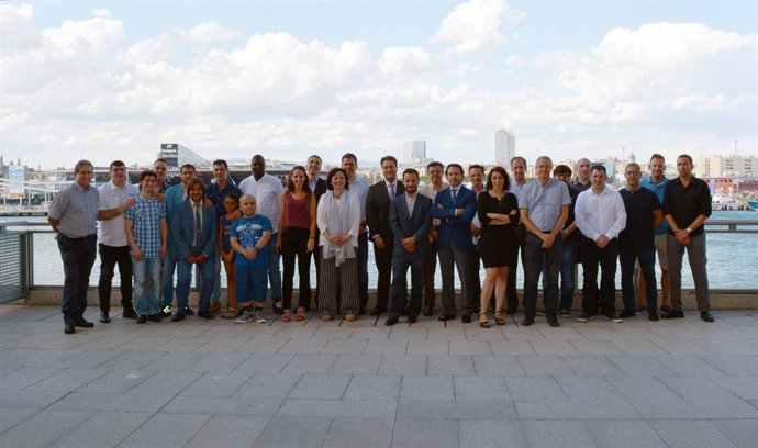 Els treballadors que van rebre els diplomes i l'equip del grup Cares