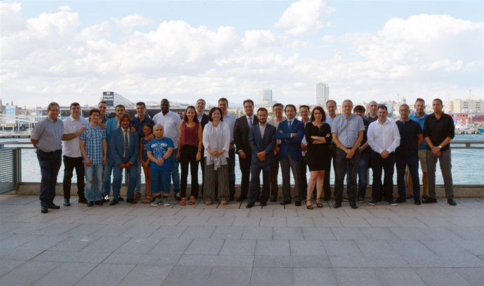 Els treballadors que van rebre els diplomes i l'equip del grup Cares