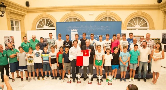 Los equipos almerienses de fútbol, recibidos en el Patio de Luces.