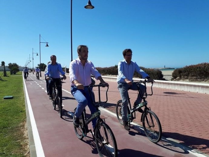 López y Góngora pasean por el nuevo carril bici