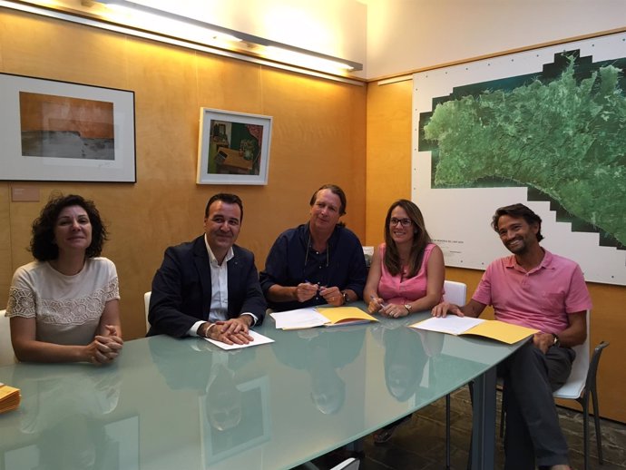 Empresas de alquiler de vehículos de Menorca firman código de buenas prácticas