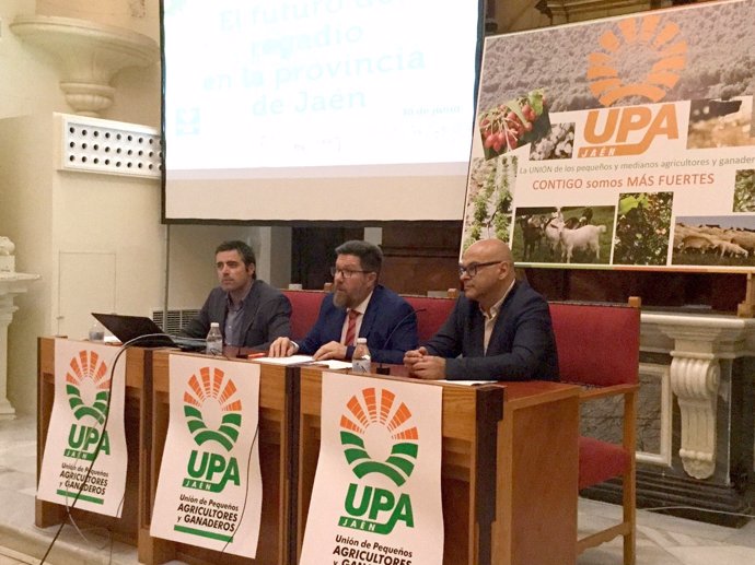 Rodrigo Sánchez inaugurando las jornadas de UPA sobre regadíos