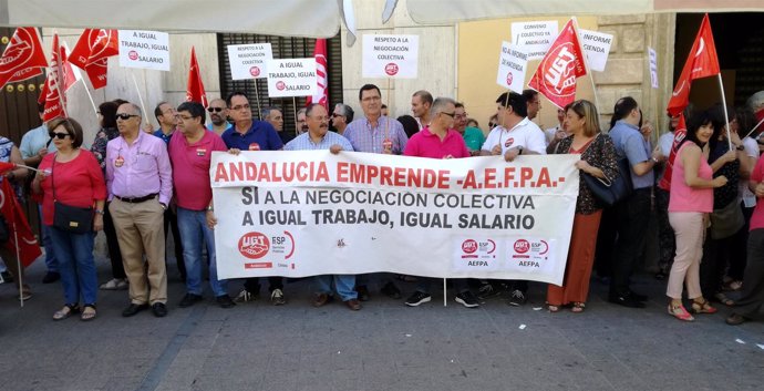 Concentración de trabajadores de Andalucía Emprende en Córdoba.