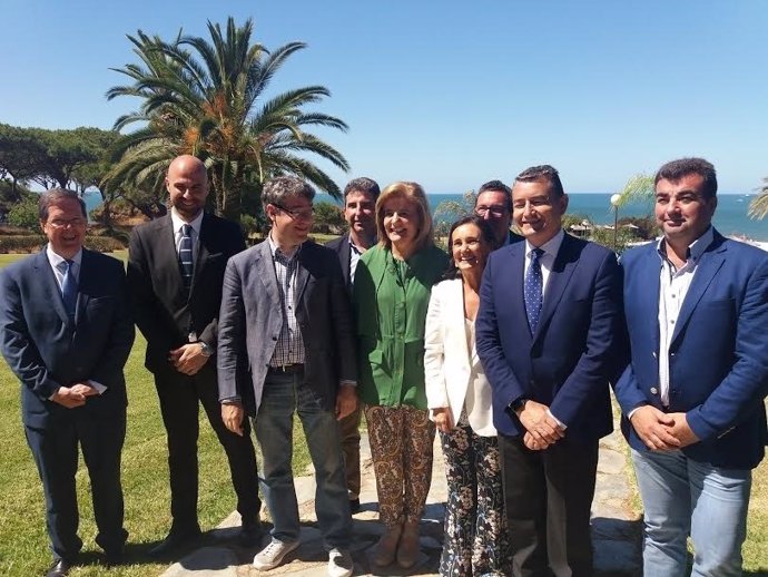 Los ministros Álvaro Nadal y Fátima Báñez en el Parador de Mazagón.