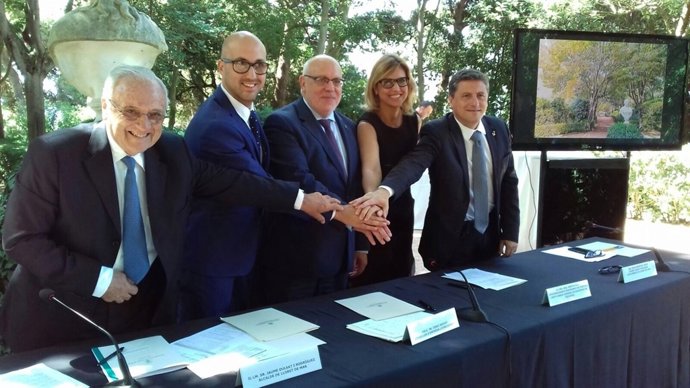 Els signants després de formalitzar l'acord per a la reconversió de Lloret