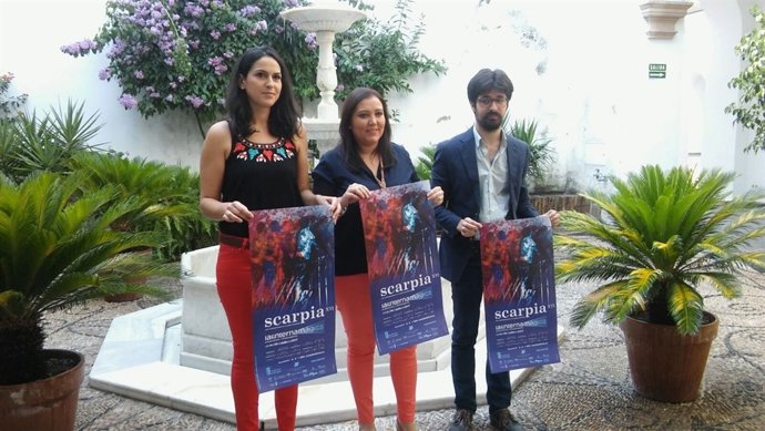 Carrillo (centro) durante la presentación de Scarpia