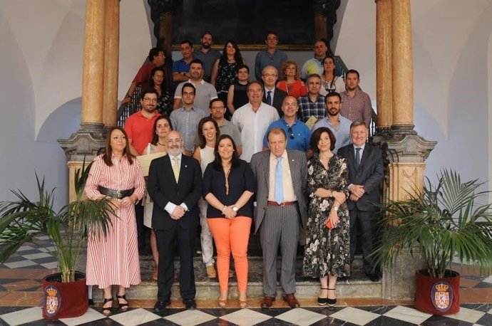Carrillo (centro) junto a empresarios y profesores participantes en el curso
