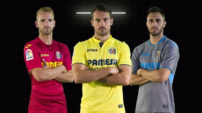 Mario, Soldado y Víctor Ruiz con las camisetas del Villarreal 2017-18 