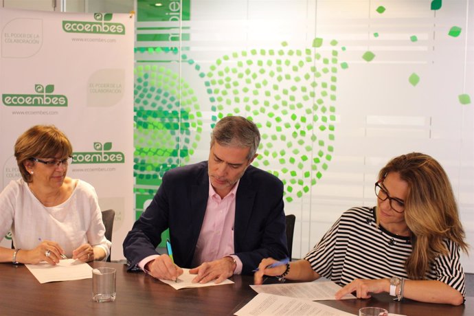 Clara Navío, Javier García Vila y Nieves Rey renuevan su beca ambiental 2017