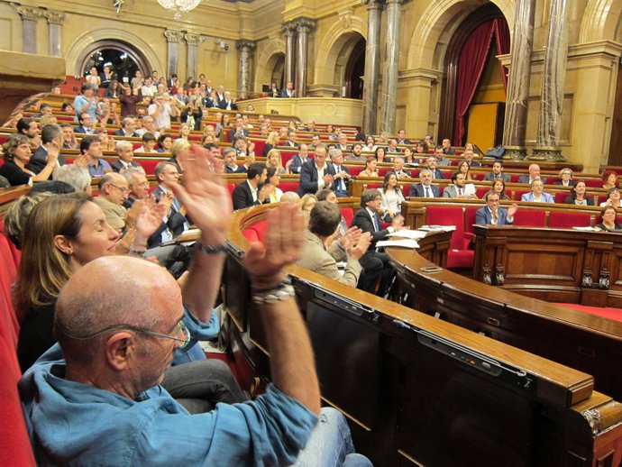 JxSí i la CUP celebren l'aprovació del referèndum