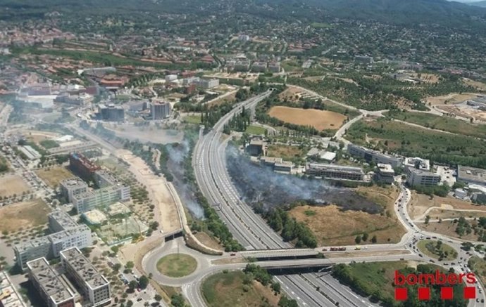 Estabilitzat un incendi que ha obligat a tallar la C-16 a Sant Cugat