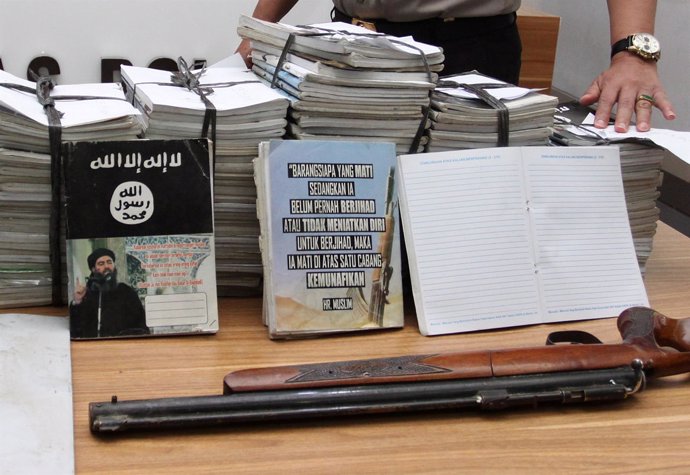 La Policía indonesia exhibe decenas de cuadernos de Estado Islámico confiscados