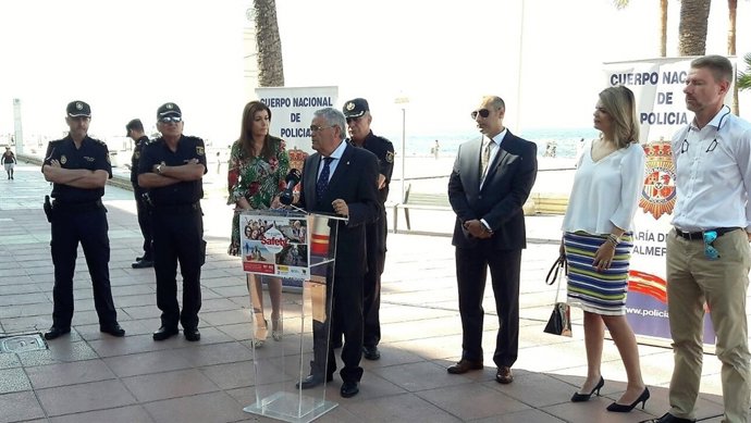 En el centro, el subdelegado de Gobierno, Andrés García Lorca