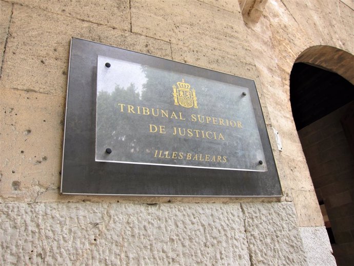 Placa en la sede del Tribunal Superior de Justicia de Baleares (TSJIB)