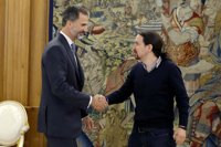 Podemos y la Monarquía: De la ambigüedad calculada y los elogios al Rey a cargar contra Felipe VI