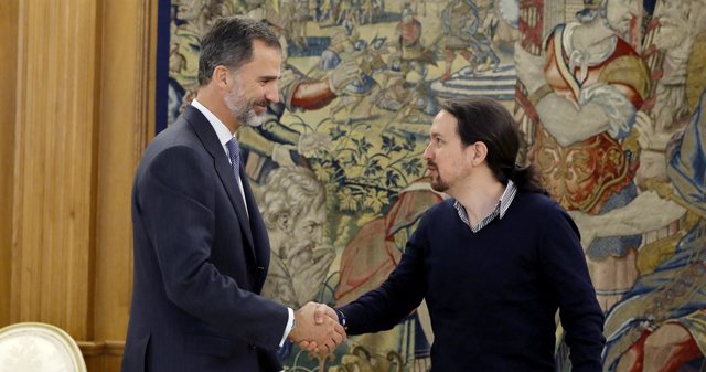 El Rey recibiendo a Pablo Iglesias