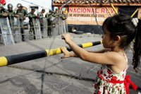 Los "estereotipos machistas" y la polarización política lastran los derechos de mujeres y niñas en Venezuela