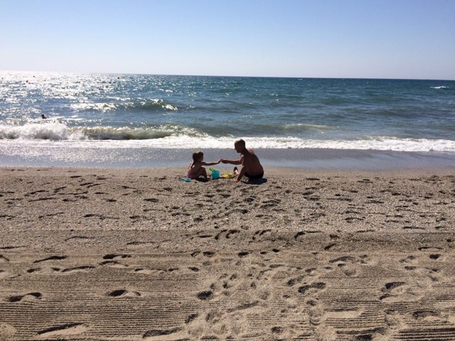 Salamanca.- Dos bañistas en una playa española