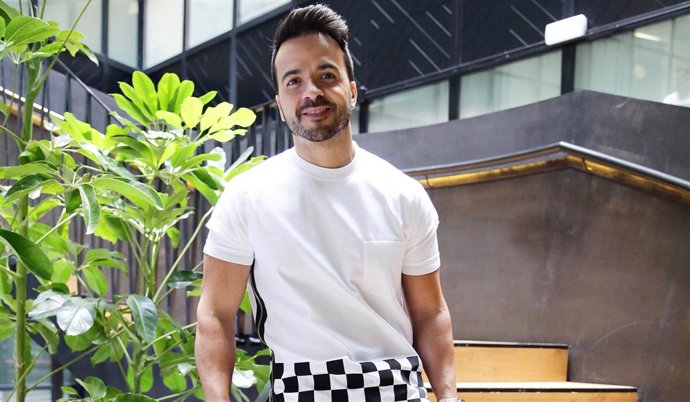 Posado de Luis Fonsi 
