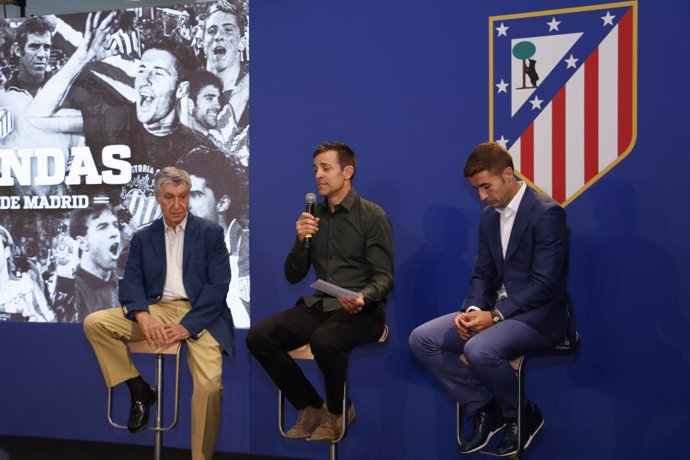 José Eulogio Gárate, Roberto Solozábal y Gabi en acto de Leyendas del Atlético