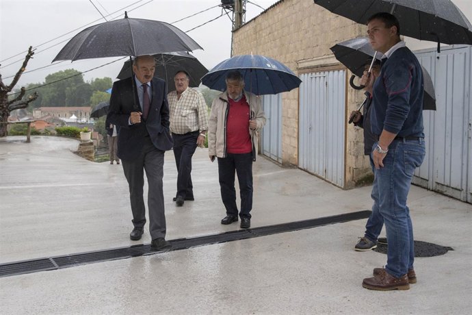 Mazón comrpueba el estado de la nueva pavimentación