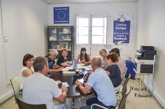 La diputada Dolores Martínez, junto a las familias que han accedido a viviendas.