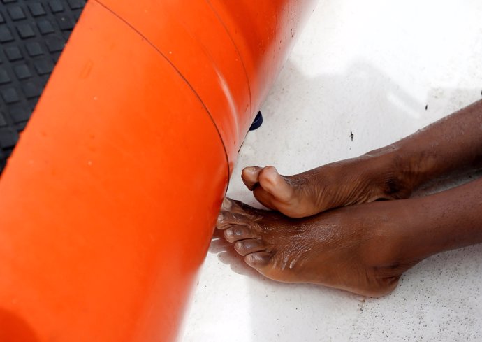 Rescat d'un pot amb immigrants en el mar Mediterrani