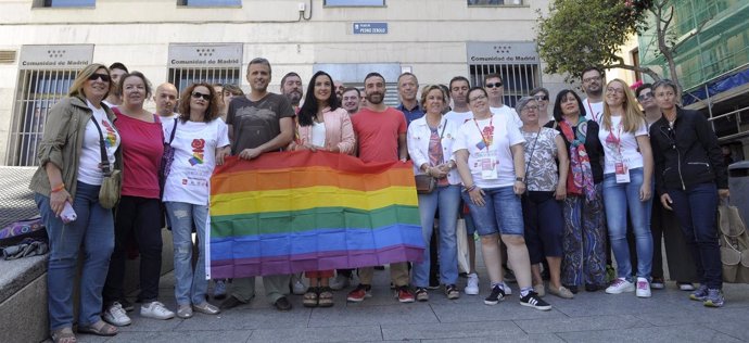 Miembros del PSOE se fotografían la Plaza Pedro Zerolo de Madrid