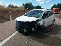 Dos conductores heridos al chocar dos coches entre dos gasolineras de Requena (Valencia)