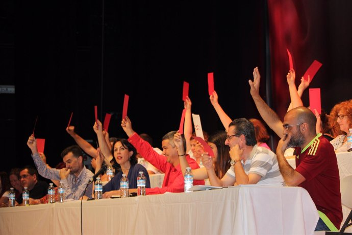 Votación en el Congreso del PCA que se celebra en Albolote (Granada)