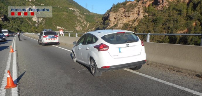 Coche sin una llanta delantera en la C-55 en Abrera (Barcelona)