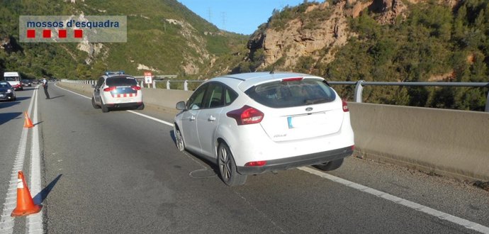 Cotxe sense una llanda davantera en la C-55 a Abrera (Barcelona)