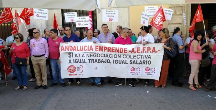 Concentración de trabajadores de Andalucía Emprende en Córdoba.