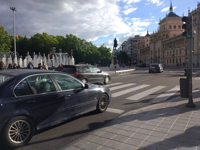 Valladolid.- Circulación en una de las vías céntricas de la capital