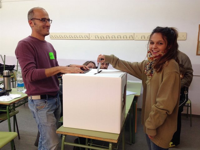 Una jove de 17 anys vota en el9 