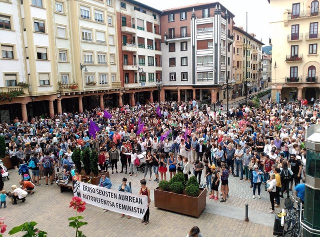 Concentración contra la última agresión machista en Zarautz.