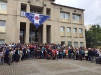 Vecinos de Sopela (Bizkaia) se concentran en protesta por el intento de agresión sexual a una joven de 19 años
