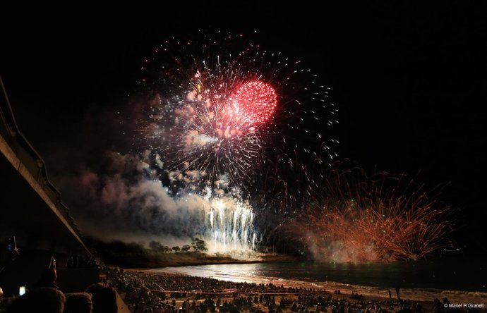 Fuegos artificiales en la playa de Tarragona