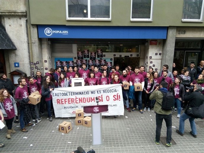 Manifestació d'Arran a la porta de la seu del PP