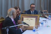 García-Trevijano entrega a Alhama (Granada) un grabado original de la localidad en su nombramiento como hijo predilecto