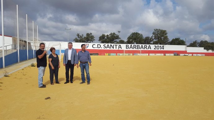 La Junta invierte en el campo de fútbol de Santa Bárbara de Casa (Huelva)