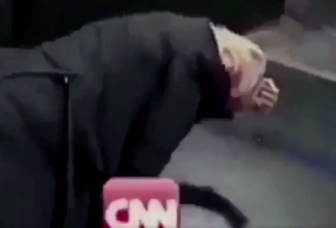 Un vídeo fals amb Trump tombant i copejant a la cadena CNN