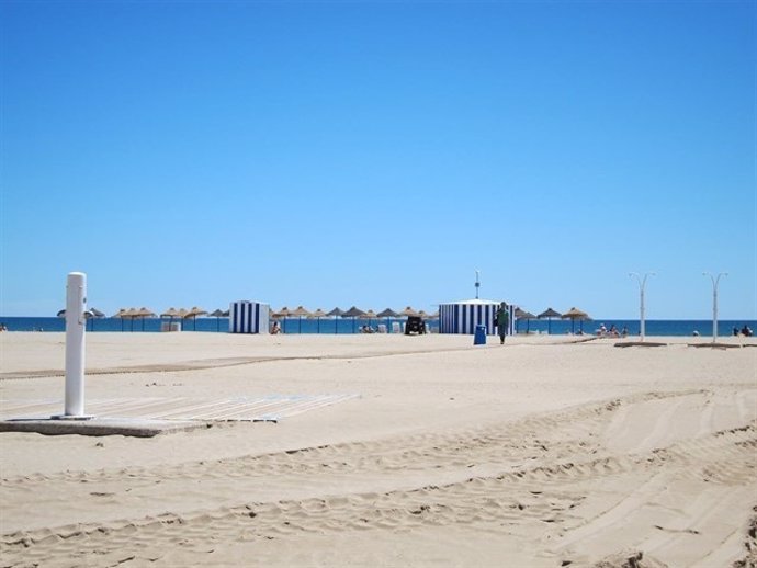 Imagen de archivo de la playa junto al paseo marítmo de València